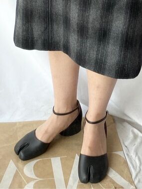 Maison Margiela black leather Mary Jane tabi shoes